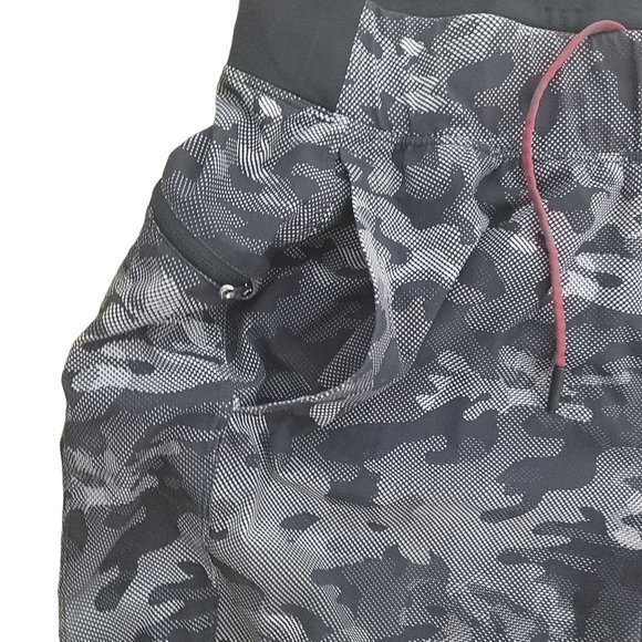 Lululemon Mens Size Small Black Camo Shorts - Picture 3 of 8